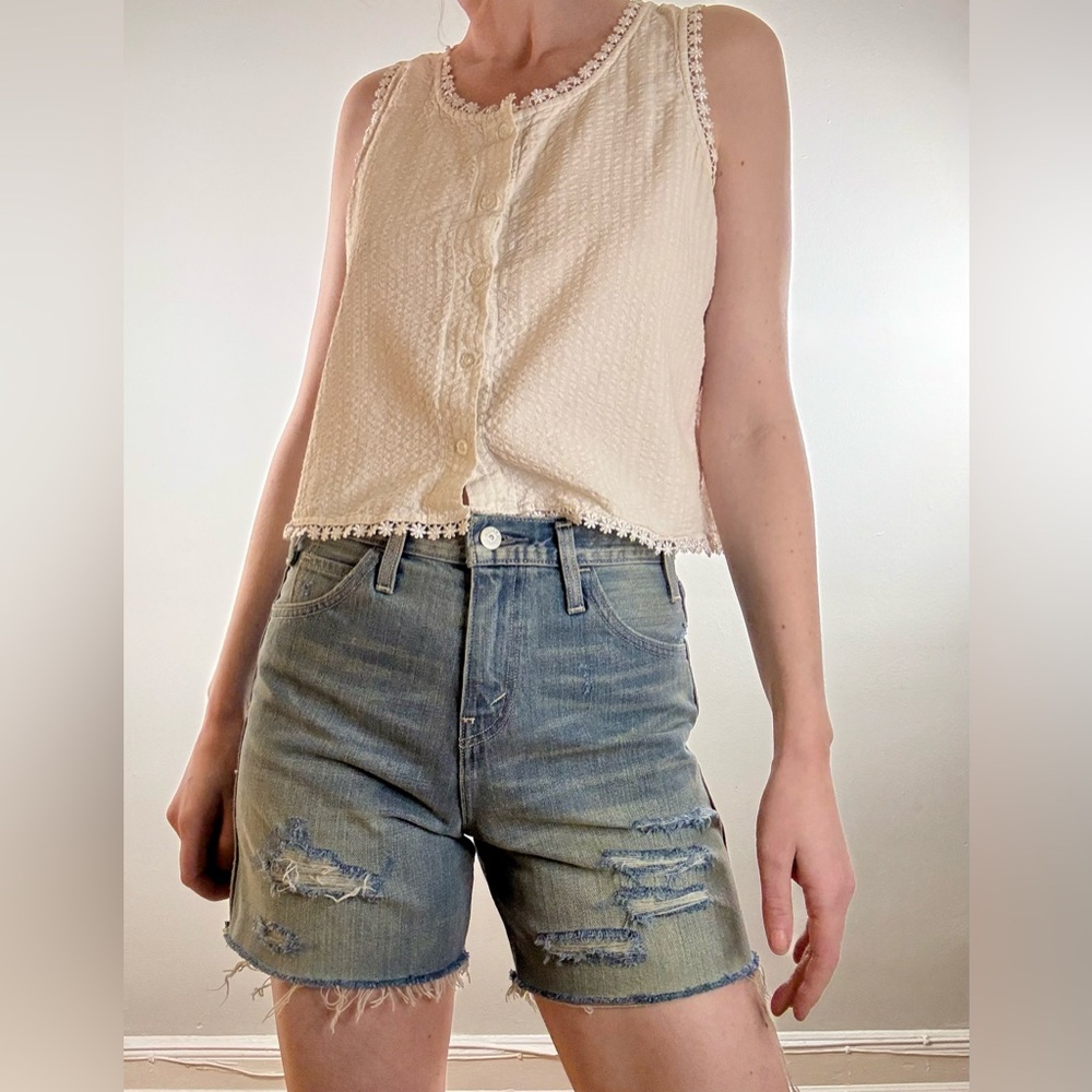 Levi’s Women’s 501 Mid Thigh Distressed Denim Short Size 26W - Picture 8 of 13